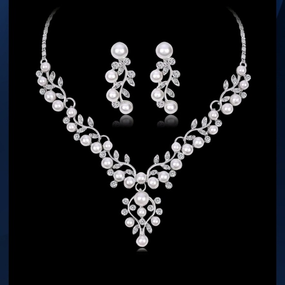 Jewelry - 🚫SOLD🚫Necklace & Earring Set w/ Faux Pearls